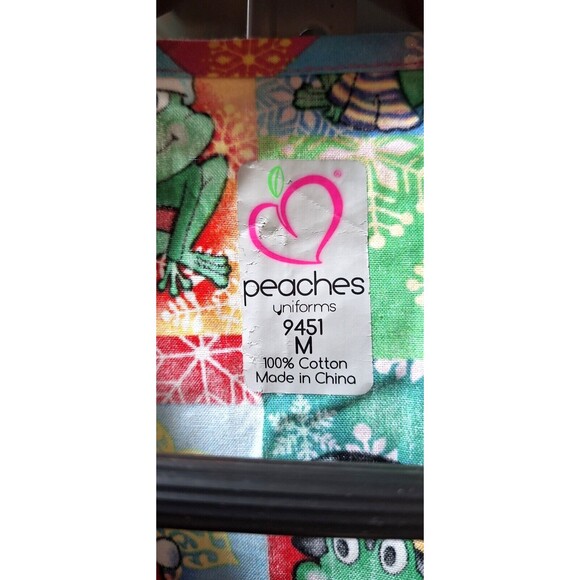 Peaches Uniform Nurse Scrub Top Christmas Frogs CNA Short Sleeve 2 Pockets Sz M - Picture 6 of 6